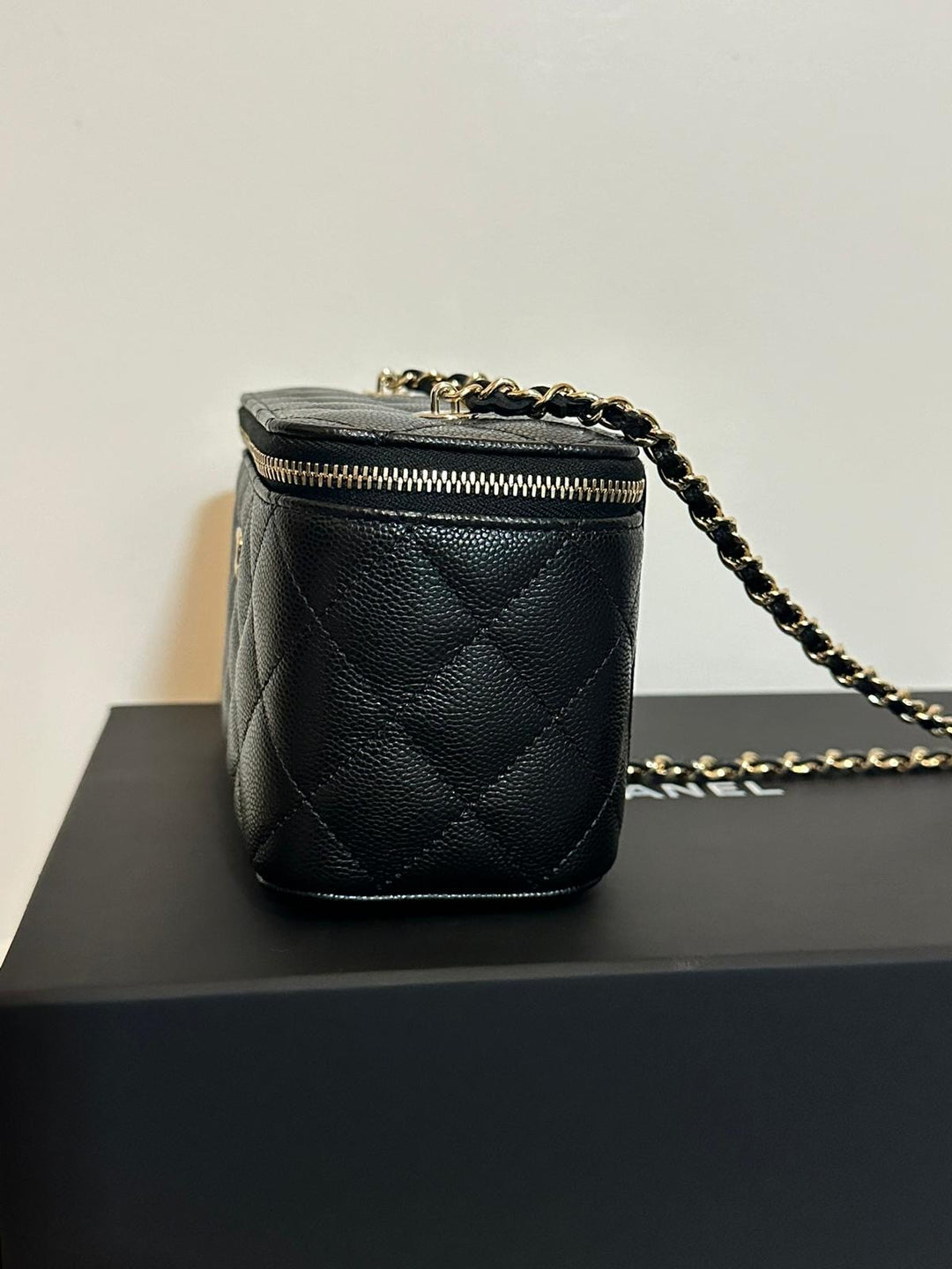 CHANEL Black Caviar LGHW Small Vanity Case with chain