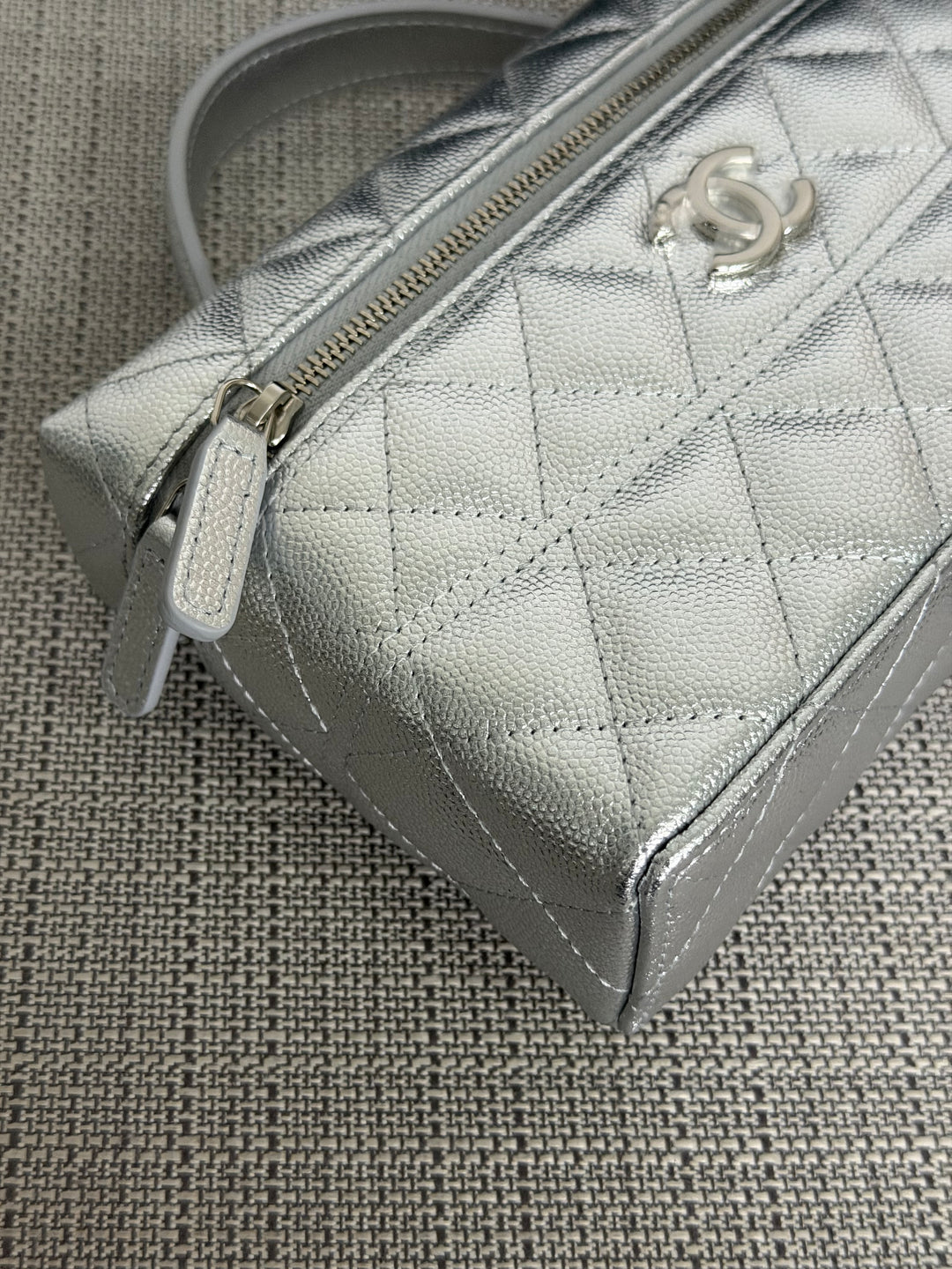 CHANEL 26C Silver Caviar SHW Long Vanity with detachable chain 2025/2026