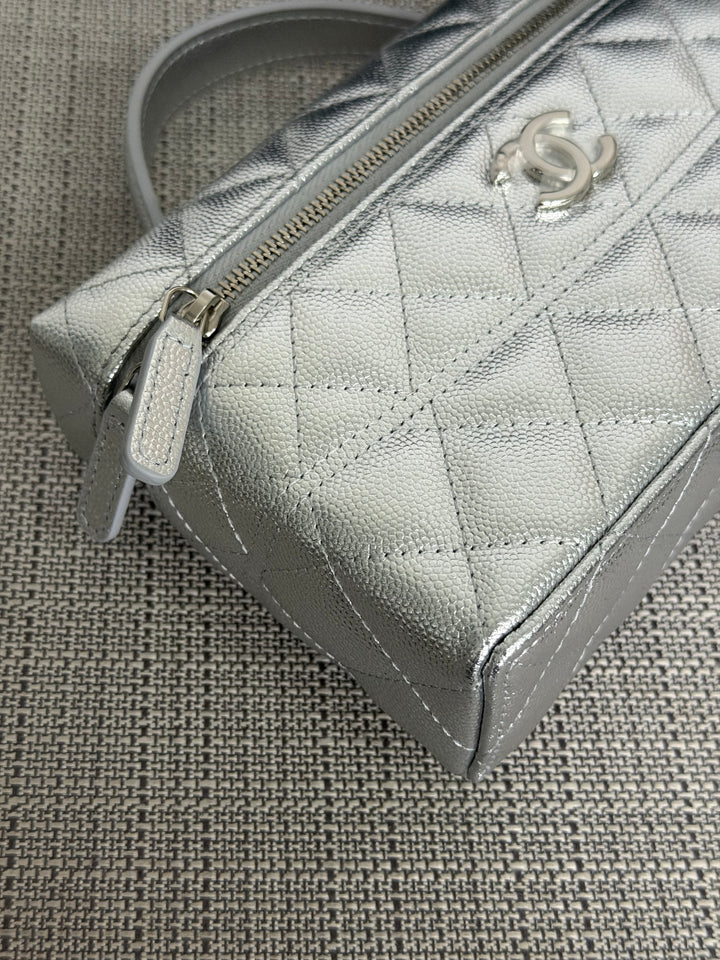 CHANEL 26C Silver Caviar SHW Long Vanity with detachable chain 2025/2026