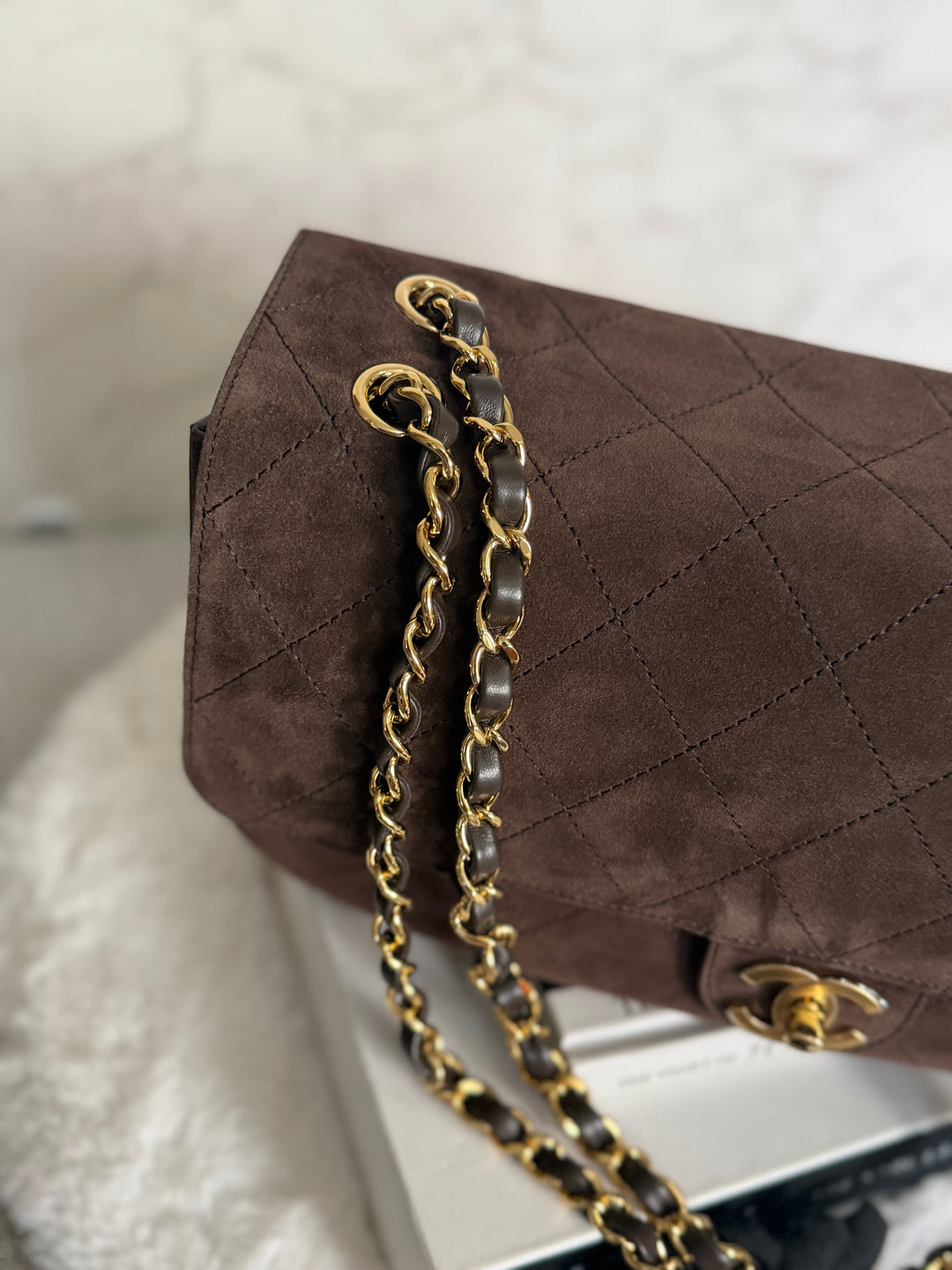 CHANEL 26A Métiers d’art Dark Brown Chocolate Suede Leather LGHW Maxi 32 cms Flap Bag Matthieu Blazy 2026
