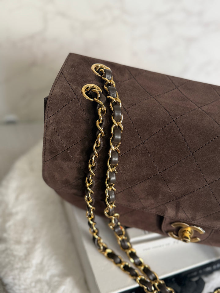 CHANEL 26A Métiers d’art Dark Brown Chocolate Suede Leather LGHW Maxi 32 cms Flap Bag Matthieu Blazy 2026