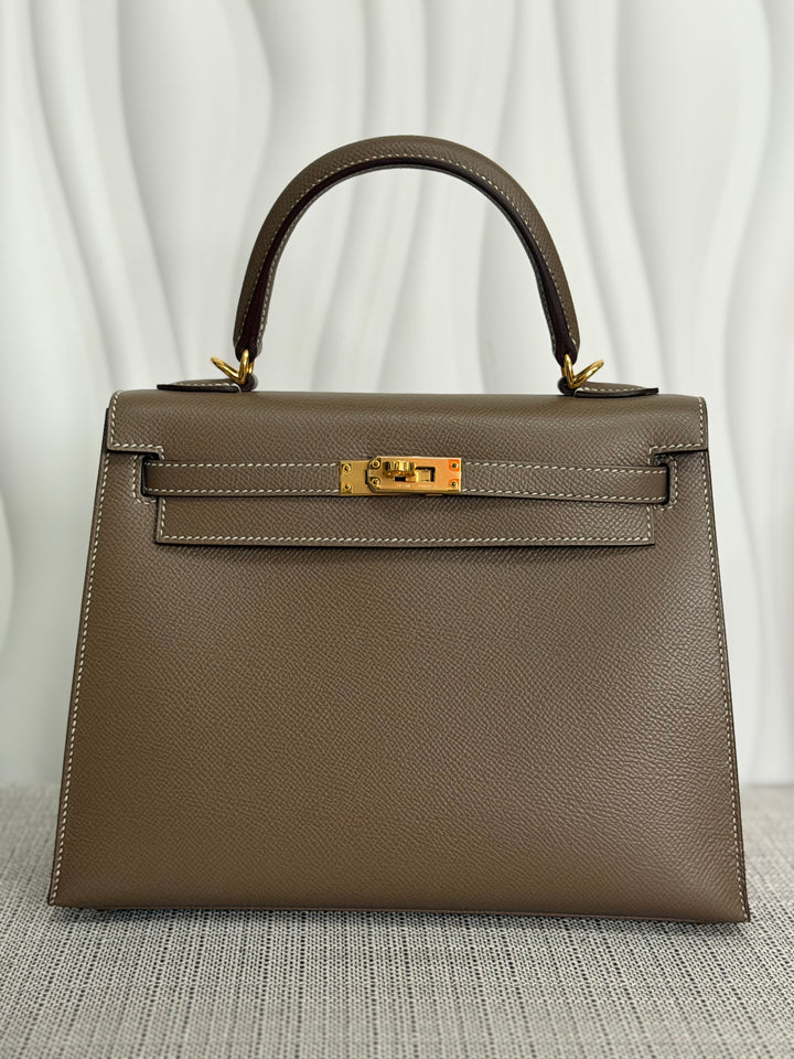 HERMÈS Kelly 25 Etoupe Epsom Leather Sellier GHW Stamp Z 2021 Pristine