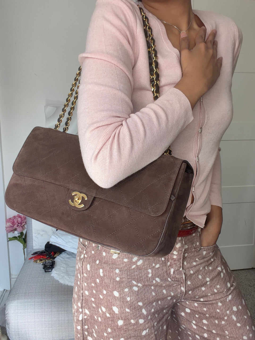 CHANEL 26A Métiers d’art Dark Brown Chocolate Suede Leather LGHW Maxi 32 cms Flap Bag Matthieu Blazy 2026