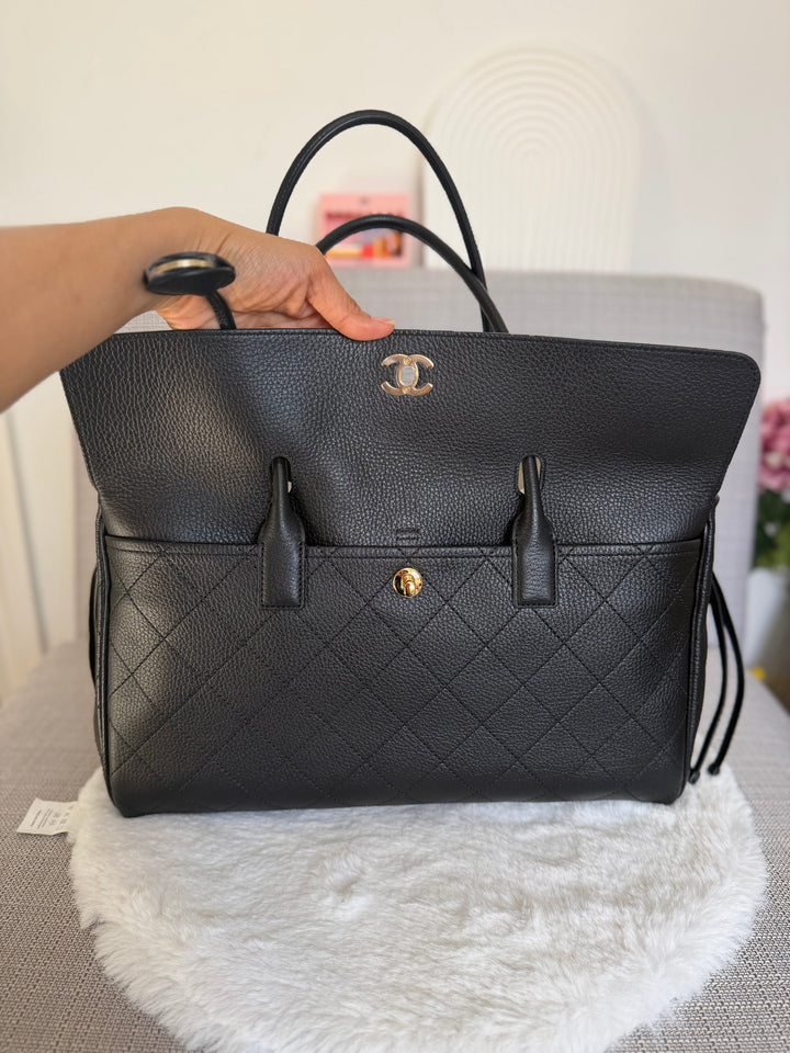 CHANEL Métiers d’art 26A 2026 Black Caviar Medium Shopping Tote Bag GHW NEW Size AP6428