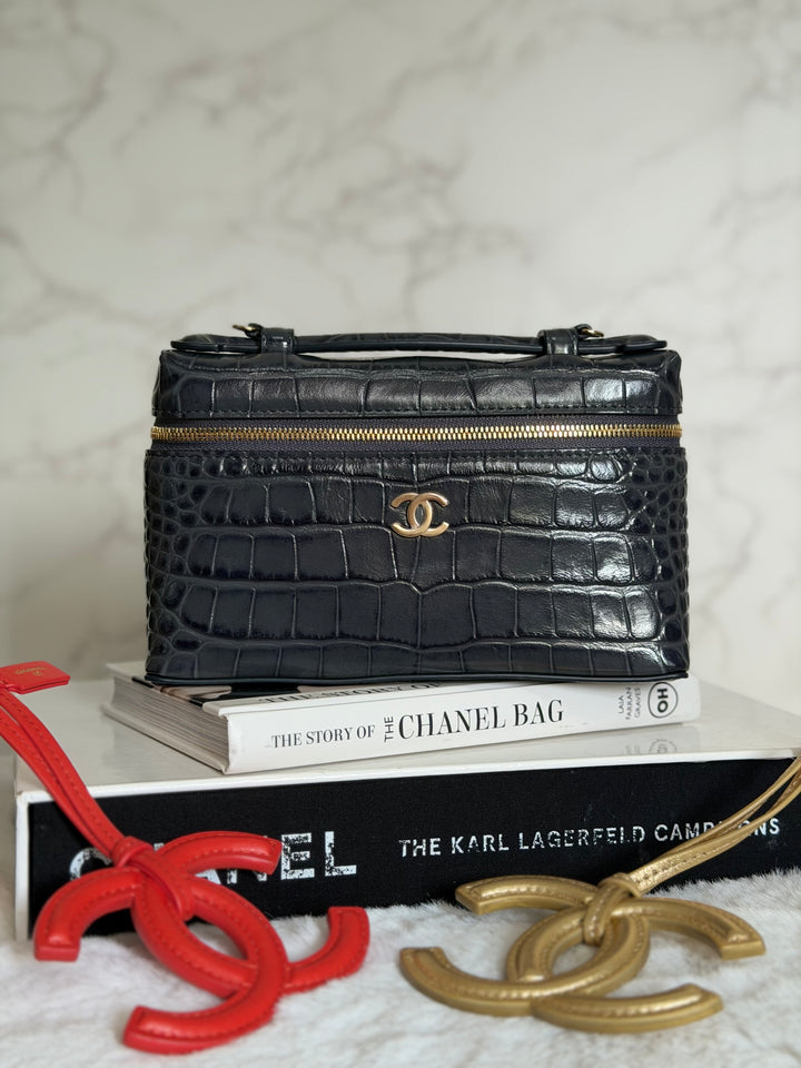 CHANEL Métiers d'art 2026 26A Croc Embossed Dark Grey Calf skin GHW SMALL Long Vanity LP with detachable chain