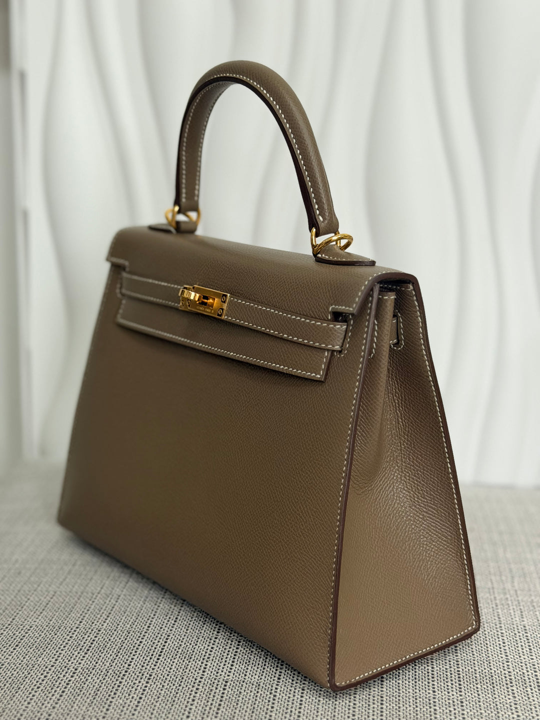 HERMÈS Kelly 25 Etoupe Epsom Leather Sellier GHW Stamp Z 2021 Pristine