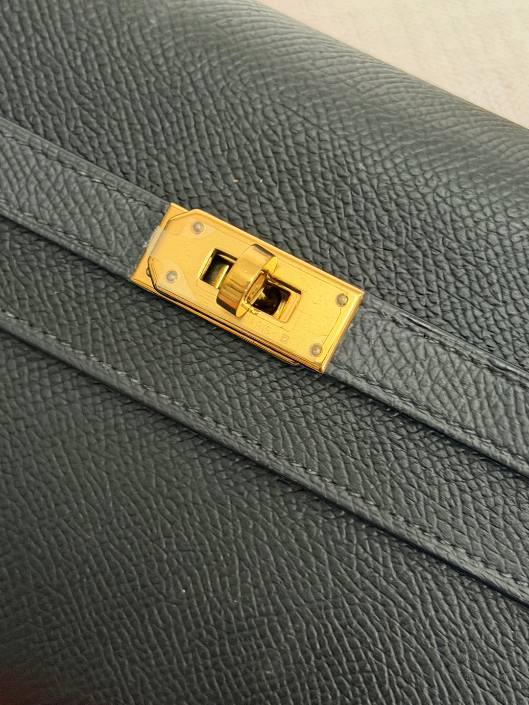 HERMES Noir Black Epsom Leather GHW Kelly To Go Stamp Z 2021