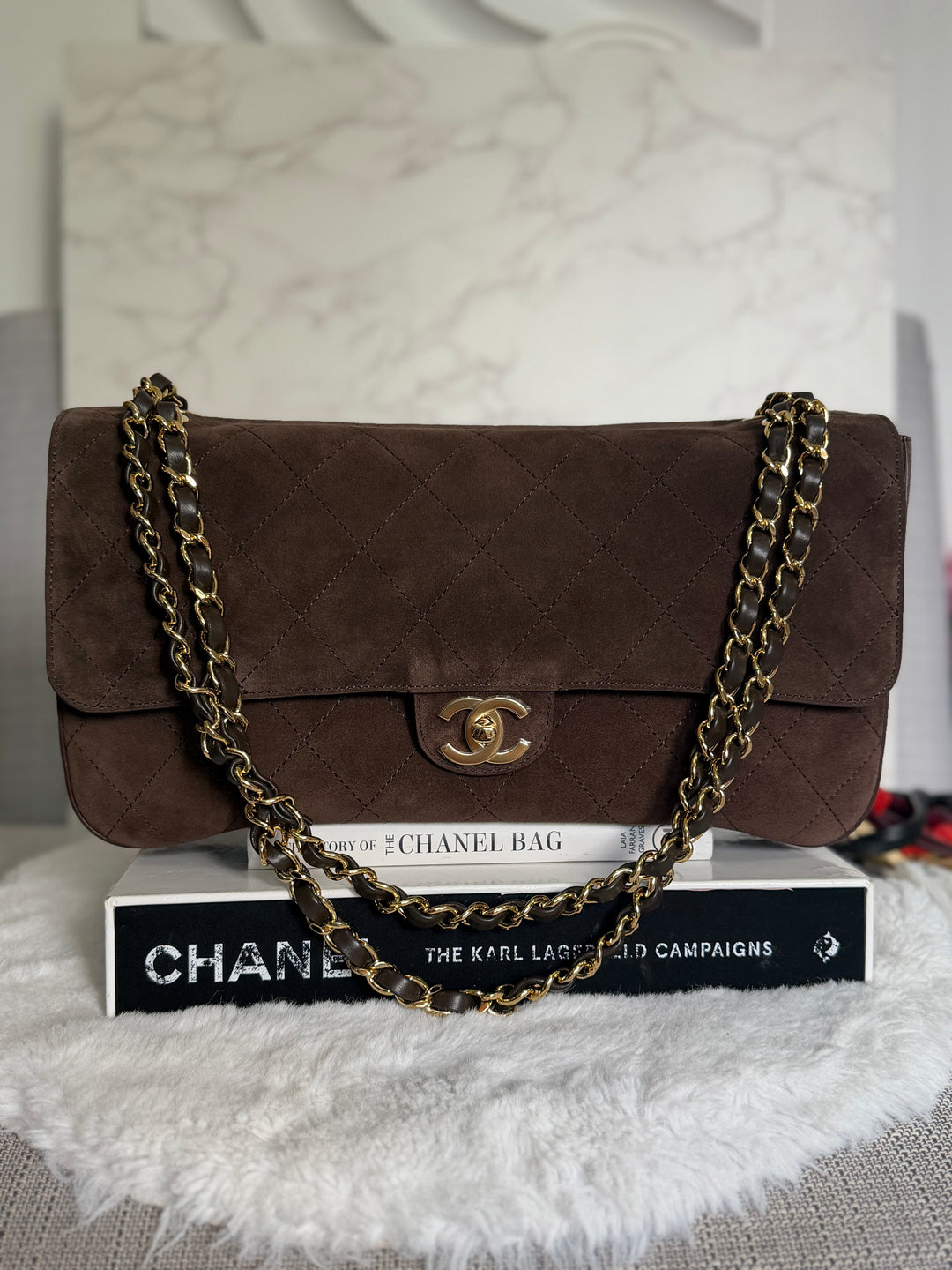 CHANEL 26A Métiers d’art Dark Brown Chocolate Suede Leather LGHW Maxi 32 cms Flap Bag Matthieu Blazy 2026