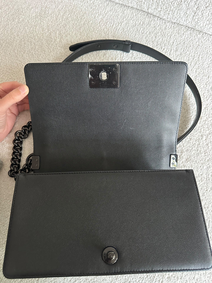 CHANEL 18C Black Caviar SO BLACK Hardware Le Boy Flap Bag size Old Medium 25 cms 2017/2018 series 25