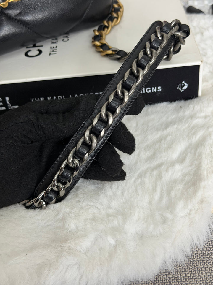 CHANEL series 31 Black Lambskin Mixed HW 19 Flap Bag size SMALL