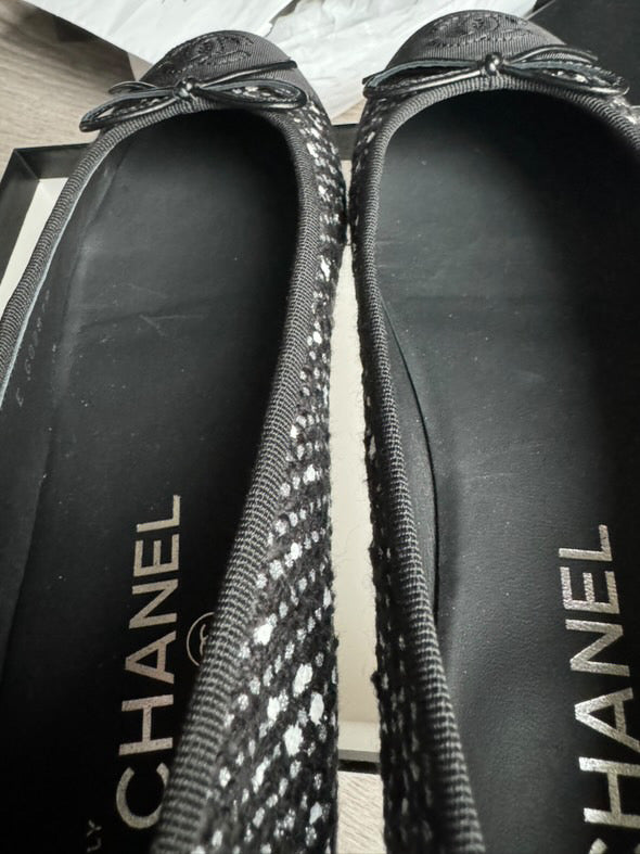CHANEL Tweed Ballerina in Blaco and Ecru size EU 37.5