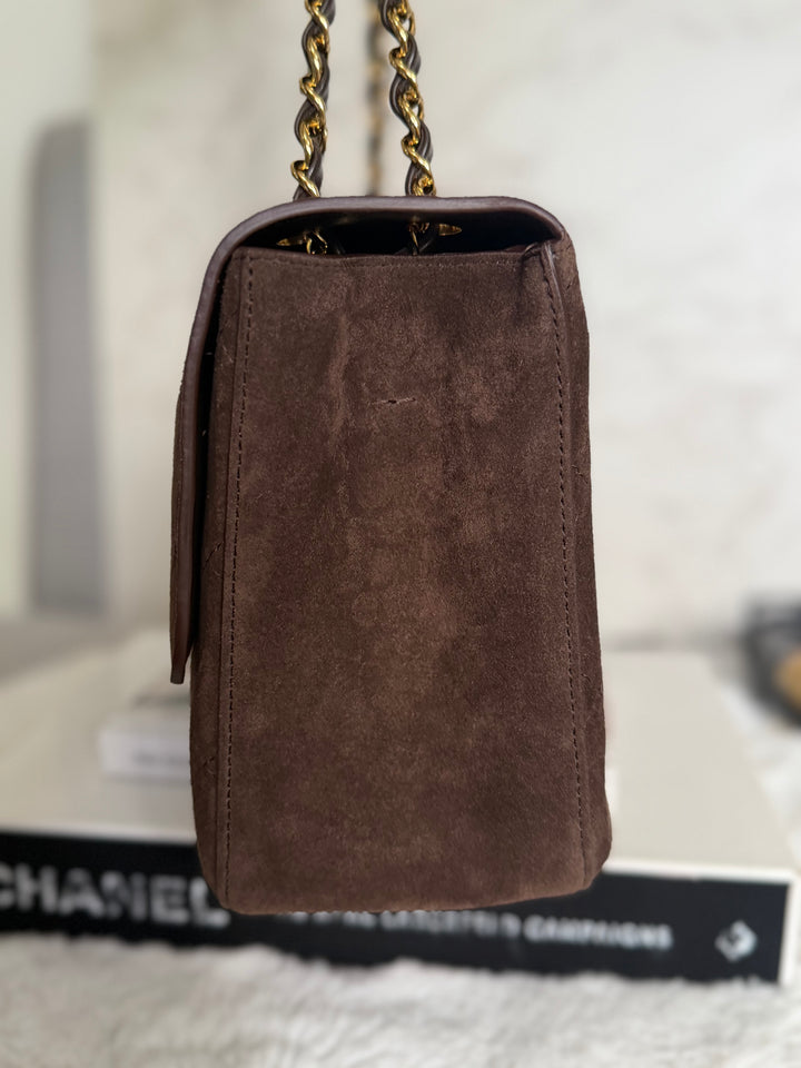 CHANEL 26A Métiers d’art Dark Brown Chocolate Suede Leather LGHW Maxi 32 cms Flap Bag Matthieu Blazy 2026
