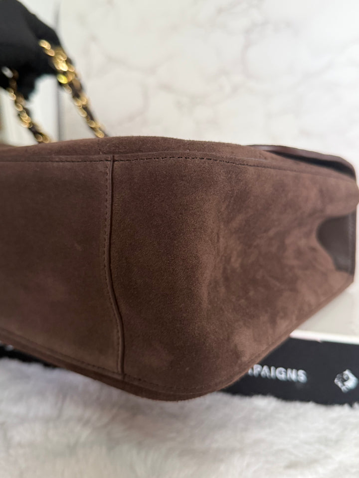 CHANEL 26A Métiers d’art Dark Brown Chocolate Suede Leather LGHW Maxi 32 cms Flap Bag Matthieu Blazy 2026