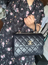 Load image into Gallery viewer, Chanel series 28 2018/2019 Navy Lambskin Champagne GHW Trendy CC Flap Bag size Small with Detachable Strap
