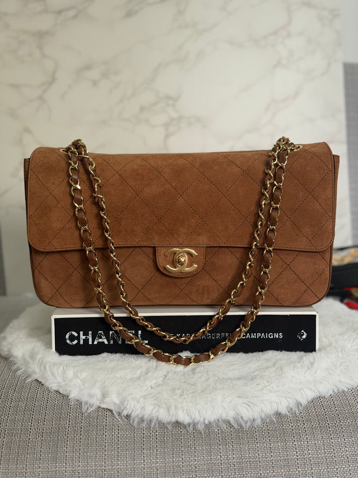 CHANEL 26A Métiers d’art Collection Camel Suede Leather LGHW Maxi 32 cms Flap Bag Matthieu Blazy 2026