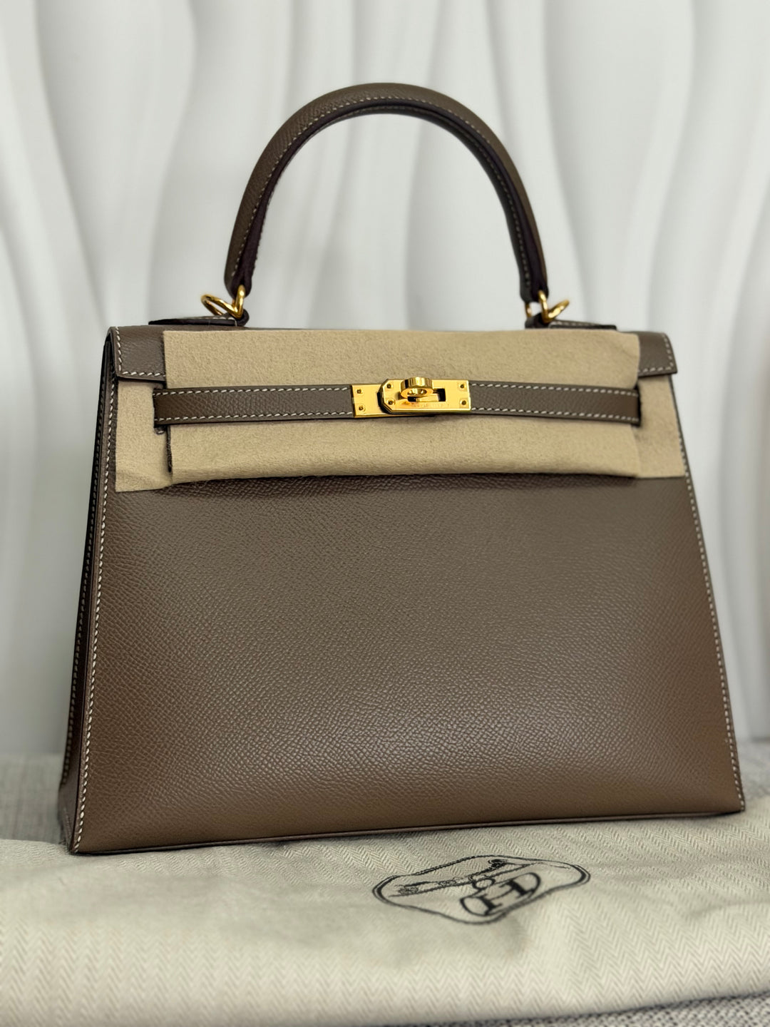 HERMÈS Kelly 25 Etoupe Epsom Leather Sellier GHW Stamp Z 2021 Pristine