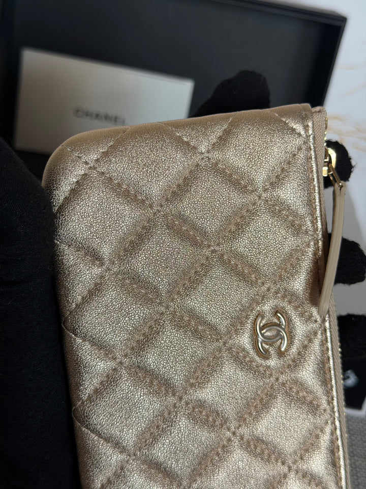 CHANEL 21P Metallic Gold Lambskin LGHW Mini O Case Pouch 15 cms