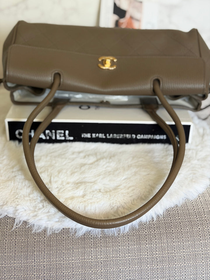 CHANEL Khaki Etoupe Caviar LGHW Urban Essentials East West Shopping Tote Bag size Small Matthieu Blazy 26A 2026