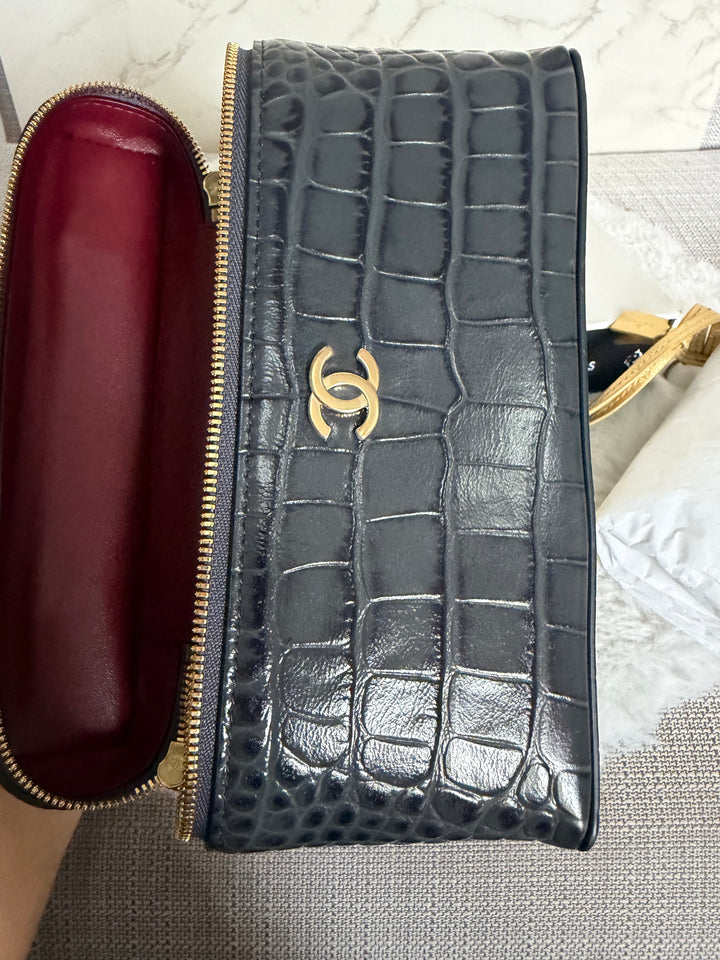 CHANEL Métiers d'art 2026 26A Croc Embossed Dark Grey Calf skin GHW SMALL Long Vanity LP with detachable chain
