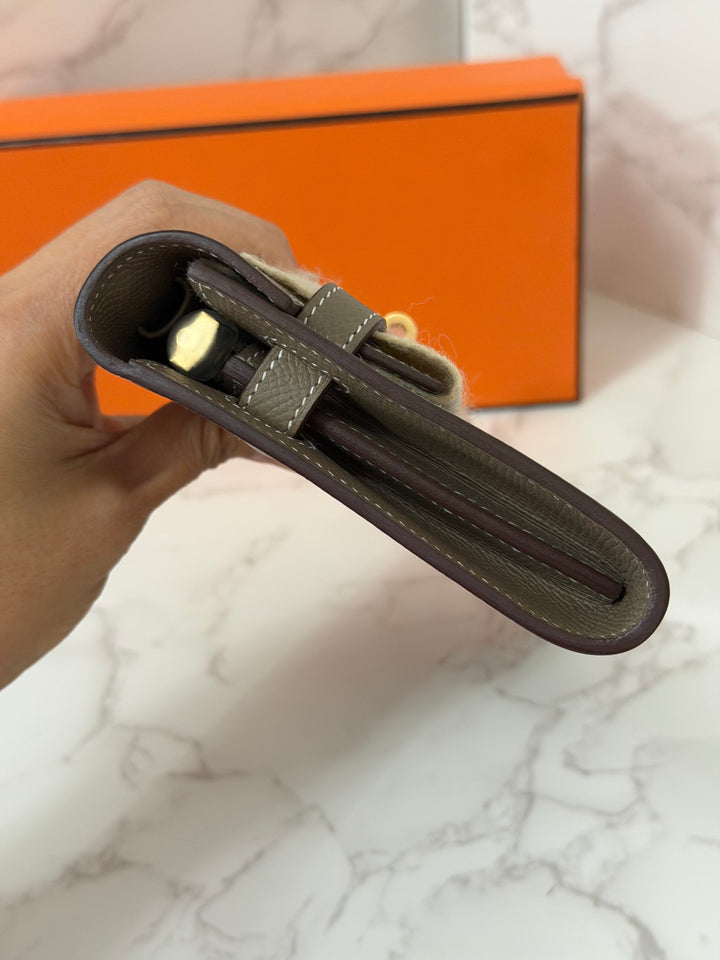 HERMES Kelly To Go Etoupe Epsom Leather GHW stamp B 2023