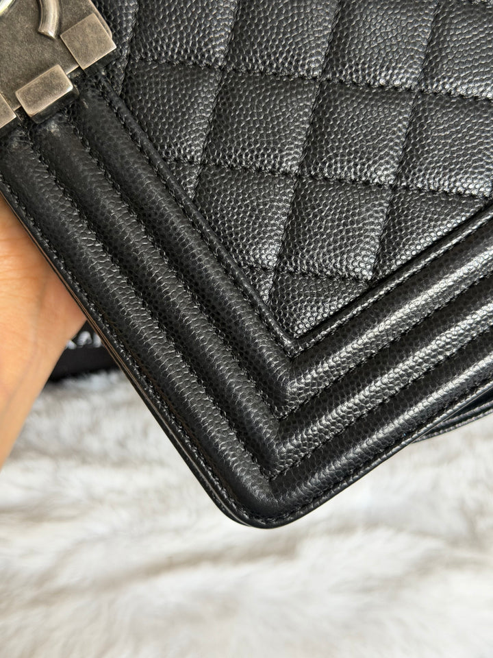 CHANEL series 25 Black Caviar Ruthenium Hardware Old Medium Le Boy Bag 25 cms 2018