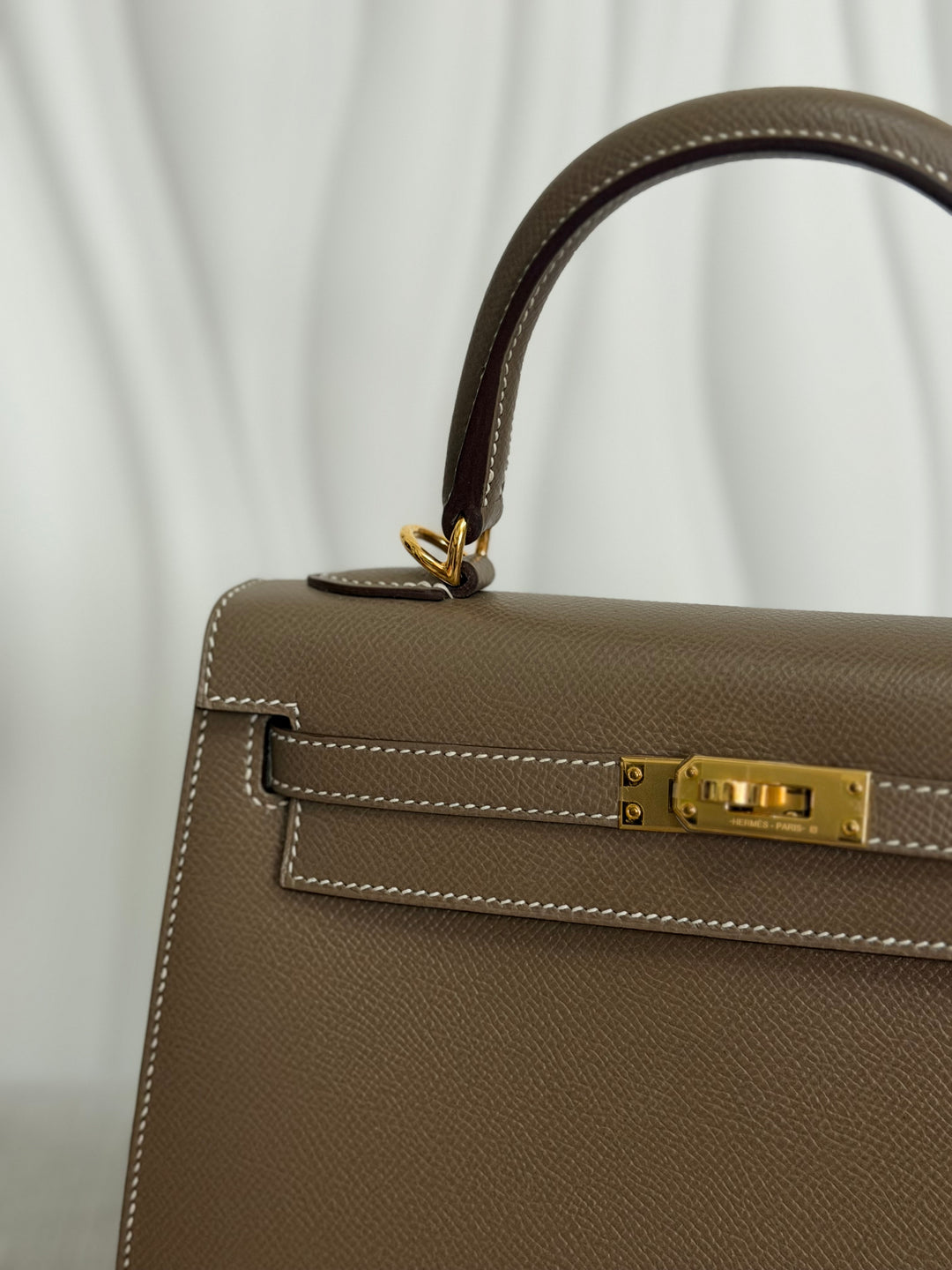 HERMÈS Kelly 25 Etoupe Epsom Leather Sellier GHW Stamp Z 2021 Pristine