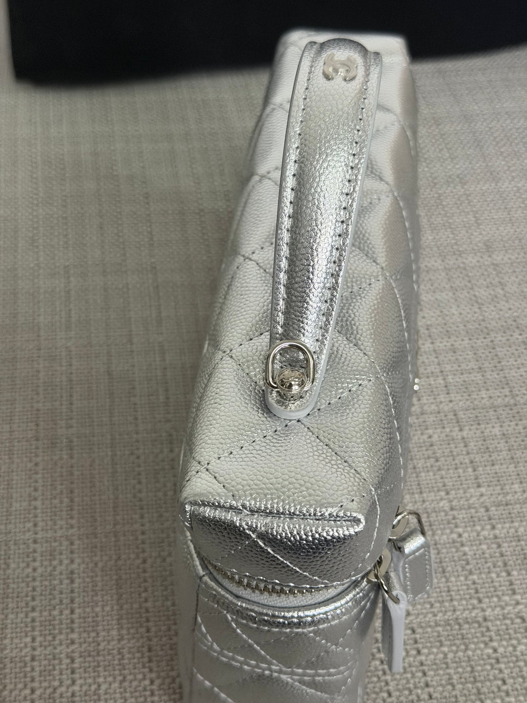 CHANEL 26C Silver Caviar SHW Long Vanity with detachable chain 2025/2026