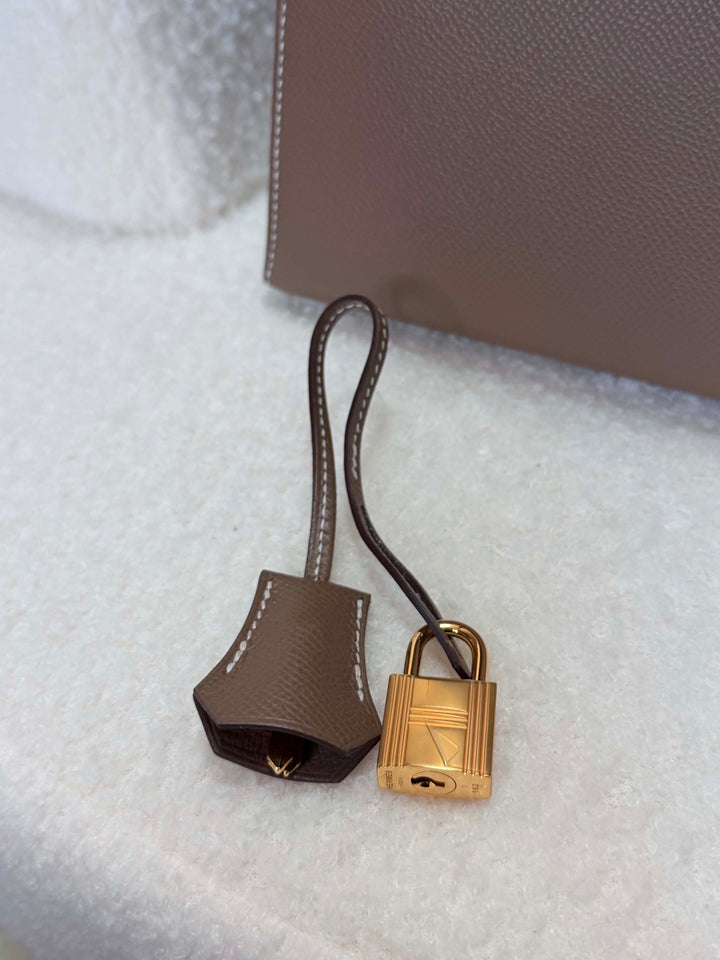 HERMÈS Kelly 28 Etoupe Epsom Sellier GHW Stamp Y 2020