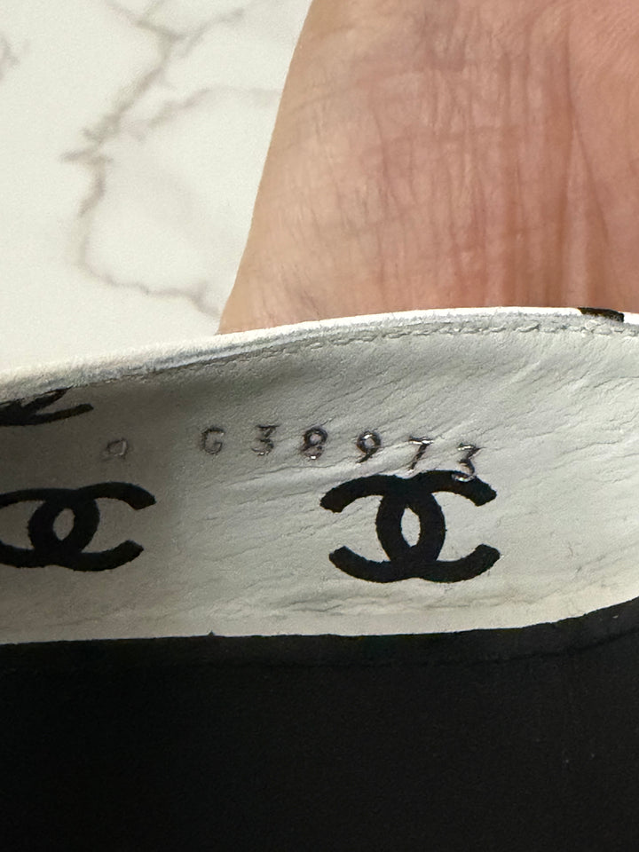 CHANEL 22S collection White and Black CC Runway Shoes size EU 38.5