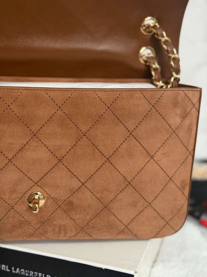 CHANEL 26A Métiers d’art Collection Camel Suede Leather LGHW Maxi 32 cms Flap Bag Matthieu Blazy 2026