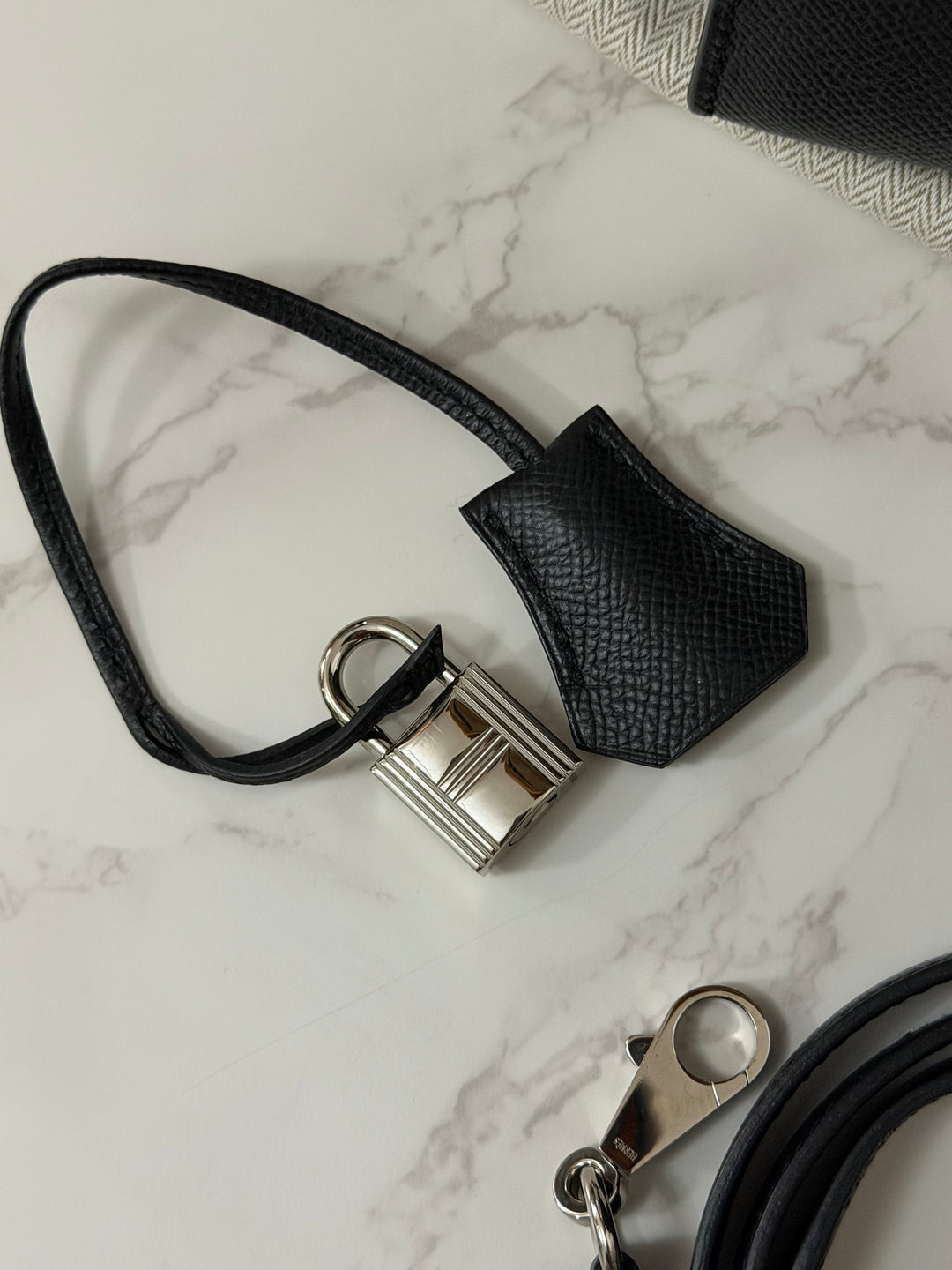 HERMES Black Noir Sellier Epsom Leather PHW Kelly 28 Stamp R 2014