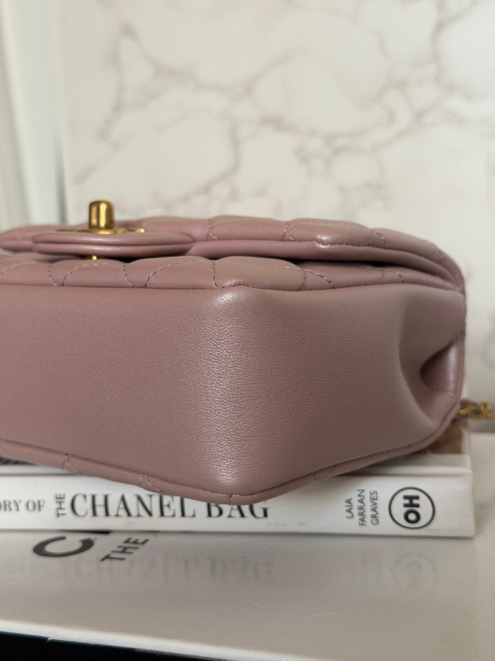 CHANEL 24P Pearly Pink Lambskin Pearl Twist Aged GHW Flap Bag 2024