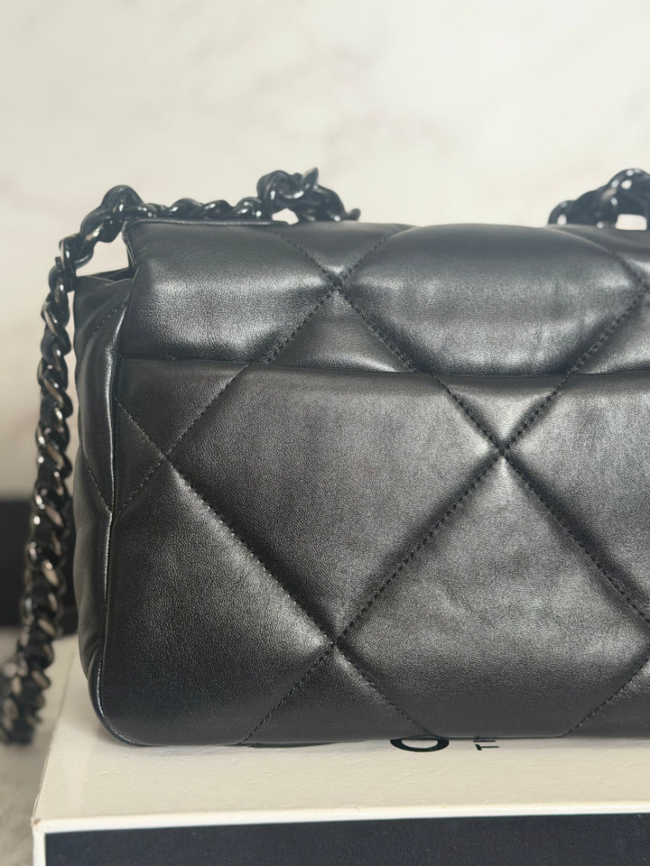 CHANEL 22P So Black 19 Black Lambskin Flap Bag size Small 2022