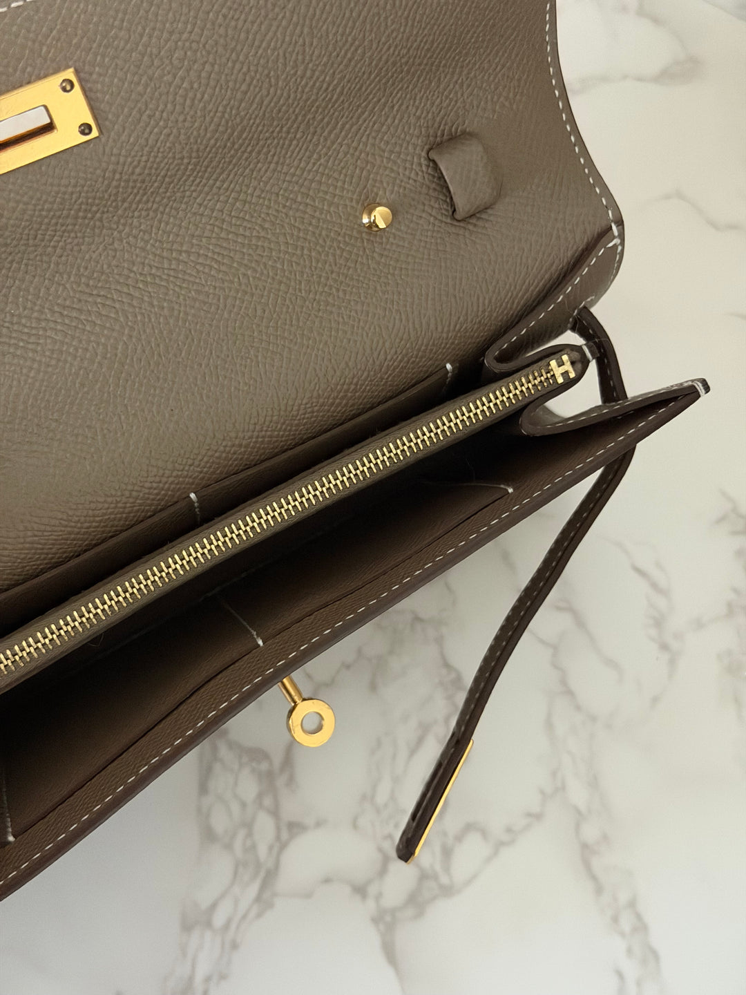 HERMES Kelly To Go Etoupe Epsom Leather GHW stamp B 2023