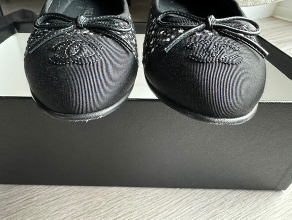 CHANEL Tweed Ballerina in Blaco and Ecru size EU 37.5
