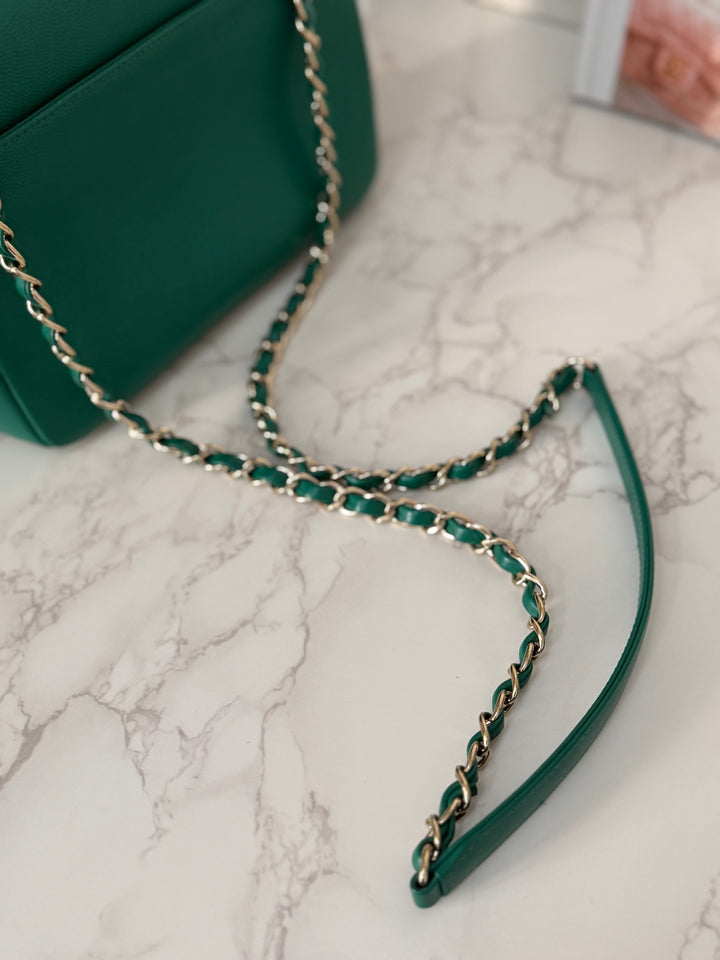 CHANEL series 23 Green Caviar LGHW Medium Business Affinity Flap Bag