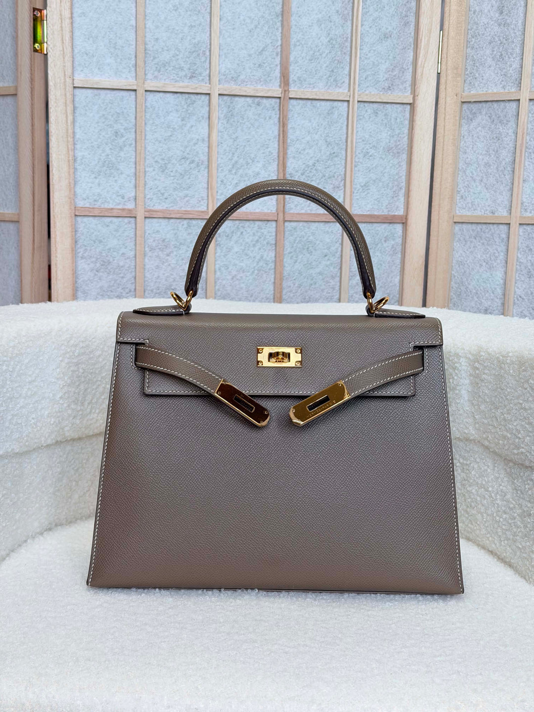 HERMÈS Kelly 28 Etoupe Epsom Sellier GHW Stamp Y 2020