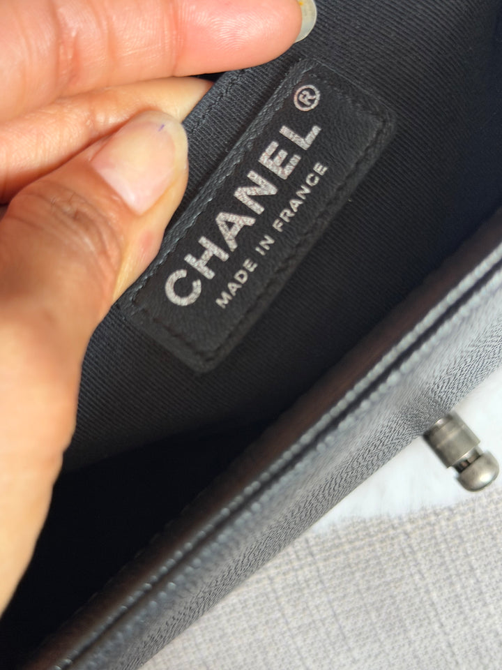 CHANEL series 25 Black Caviar Ruthenium Hardware Old Medium Le Boy Bag 25 cms 2018