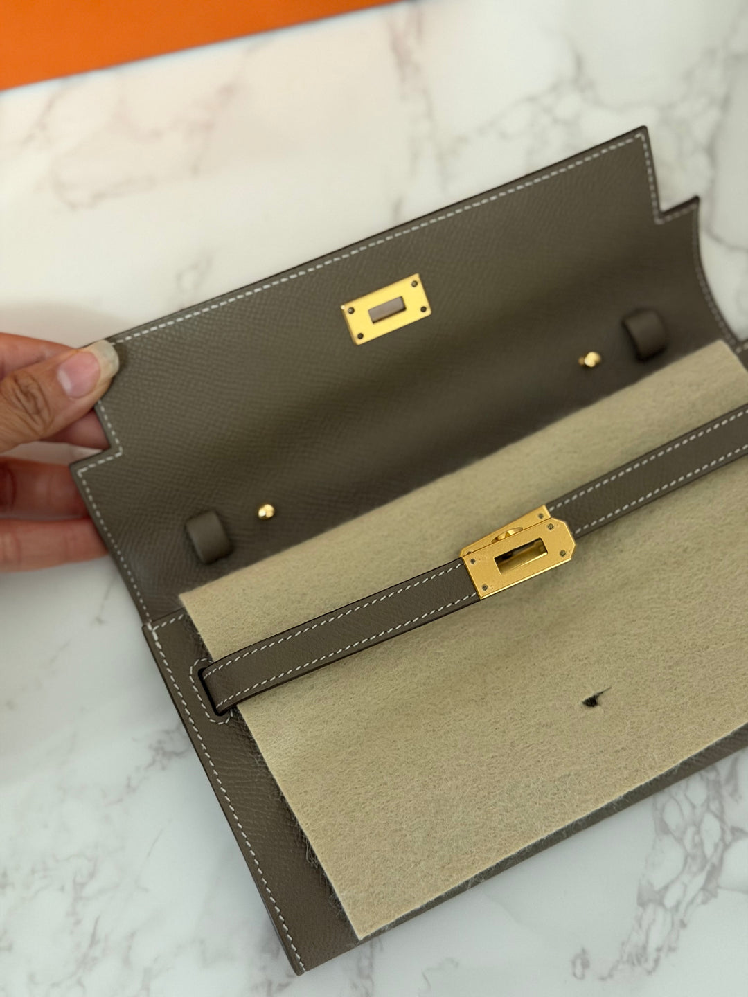 HERMES Kelly To Go Etoupe Epsom Leather GHW stamp B 2023