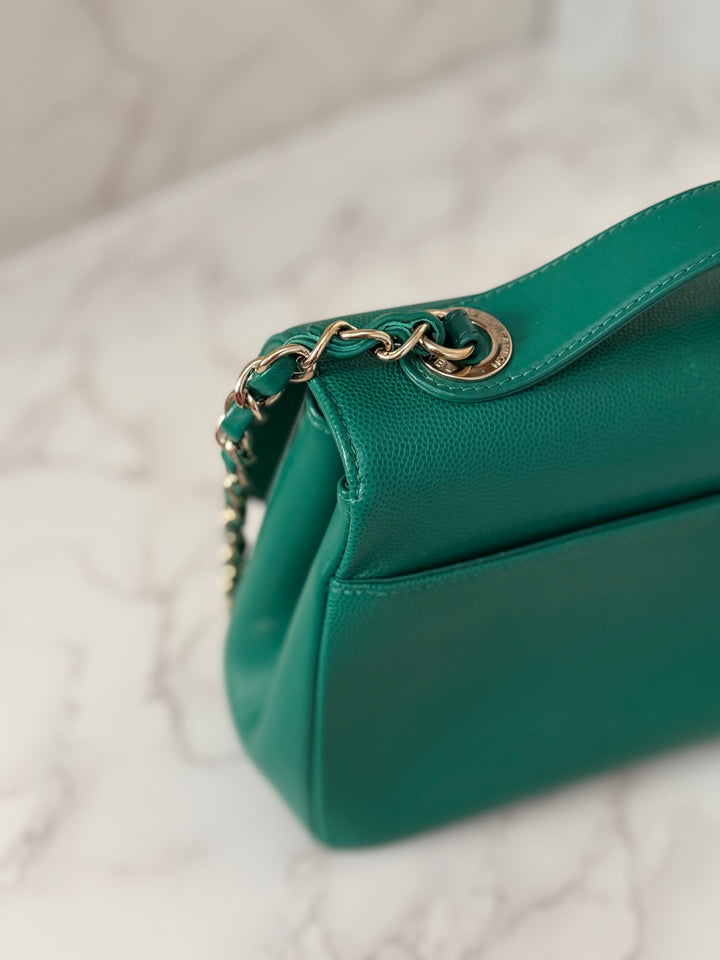 CHANEL series 23 Green Caviar LGHW Medium Business Affinity Flap Bag