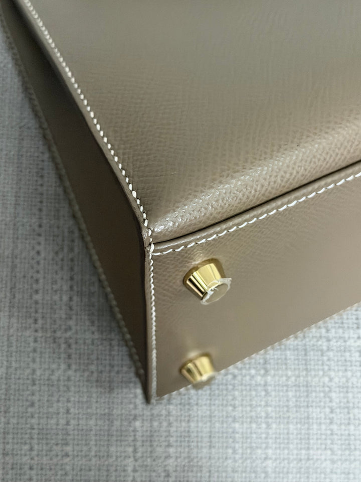 HERMÈS Kelly 25 Etoupe Epsom Leather Sellier GHW Stamp Z 2021 Pristine