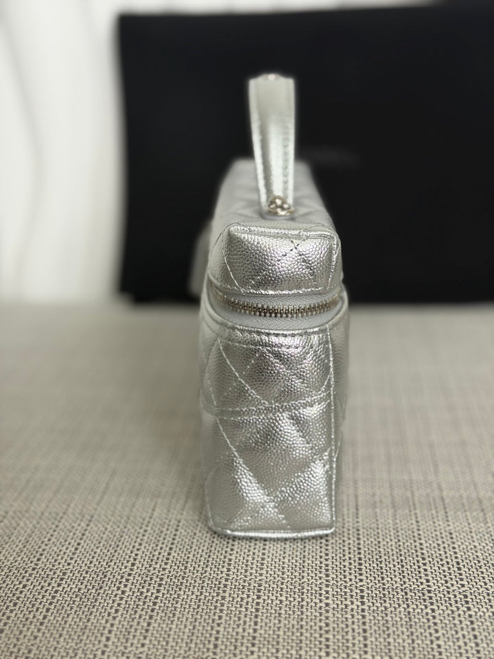 CHANEL 26C Silver Caviar SHW Long Vanity with detachable chain 2025/2026