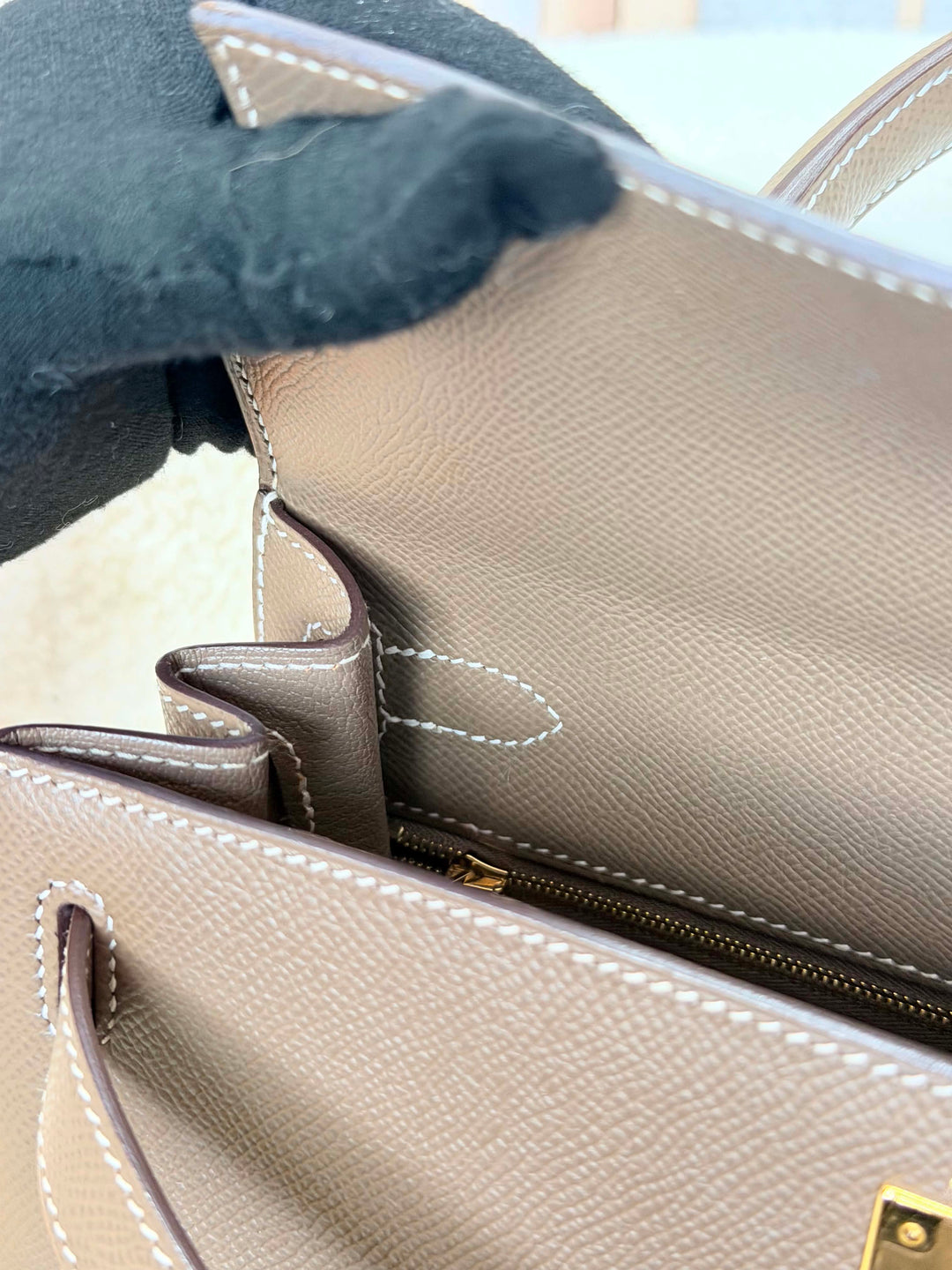 HERMÈS Kelly 28 Etoupe Epsom Sellier GHW Stamp Y 2020