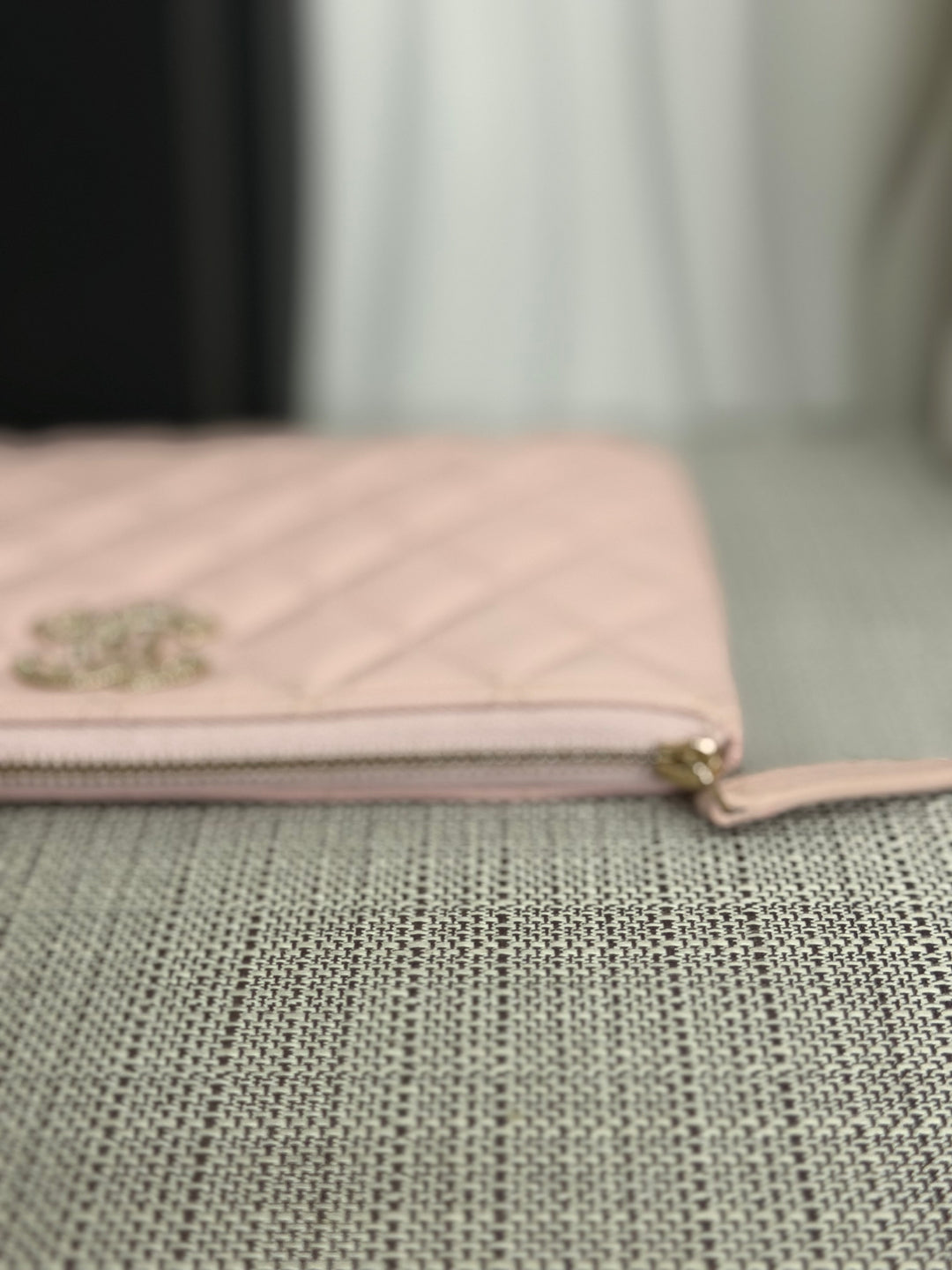 CHANEL series 32 Pink Caviar Crystal CC LGHW Small O Case Pouch