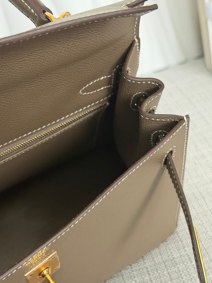 HERMÈS Kelly 25 Etoupe Epsom Leather Sellier GHW Stamp Z 2021 Pristine