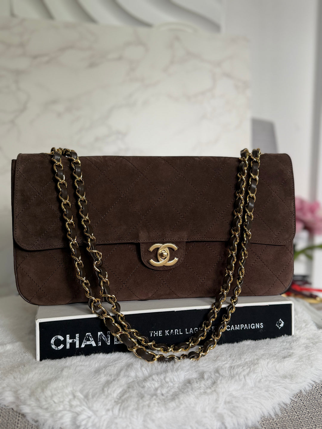 CHANEL 26A Métiers d’art Dark Brown Chocolate Suede Leather LGHW Maxi 32 cms Flap Bag Matthieu Blazy 2026