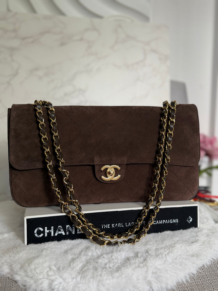 CHANEL 26A Métiers d’art Dark Brown Chocolate Suede Leather LGHW Maxi 32 cms Flap Bag Matthieu Blazy 2026
