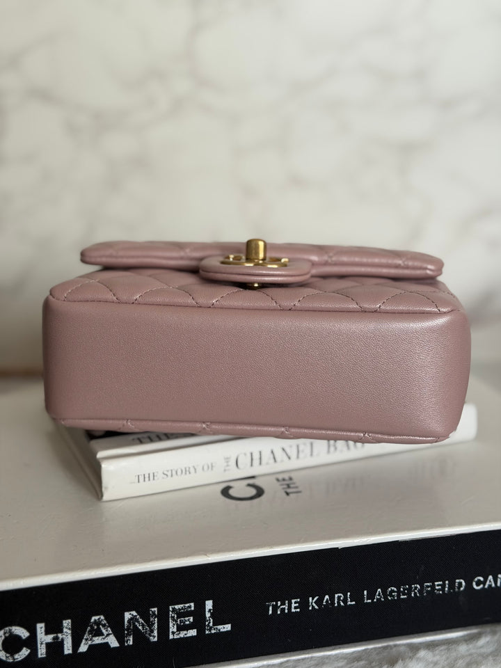 CHANEL 24P Pearly Pink Lambskin Pearl Twist Aged GHW Flap Bag 2024