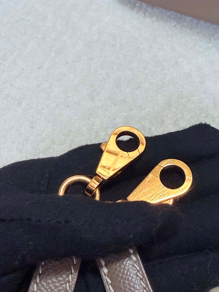 HERMÈS Kelly 28 Etoupe Epsom Sellier GHW Stamp Y 2020