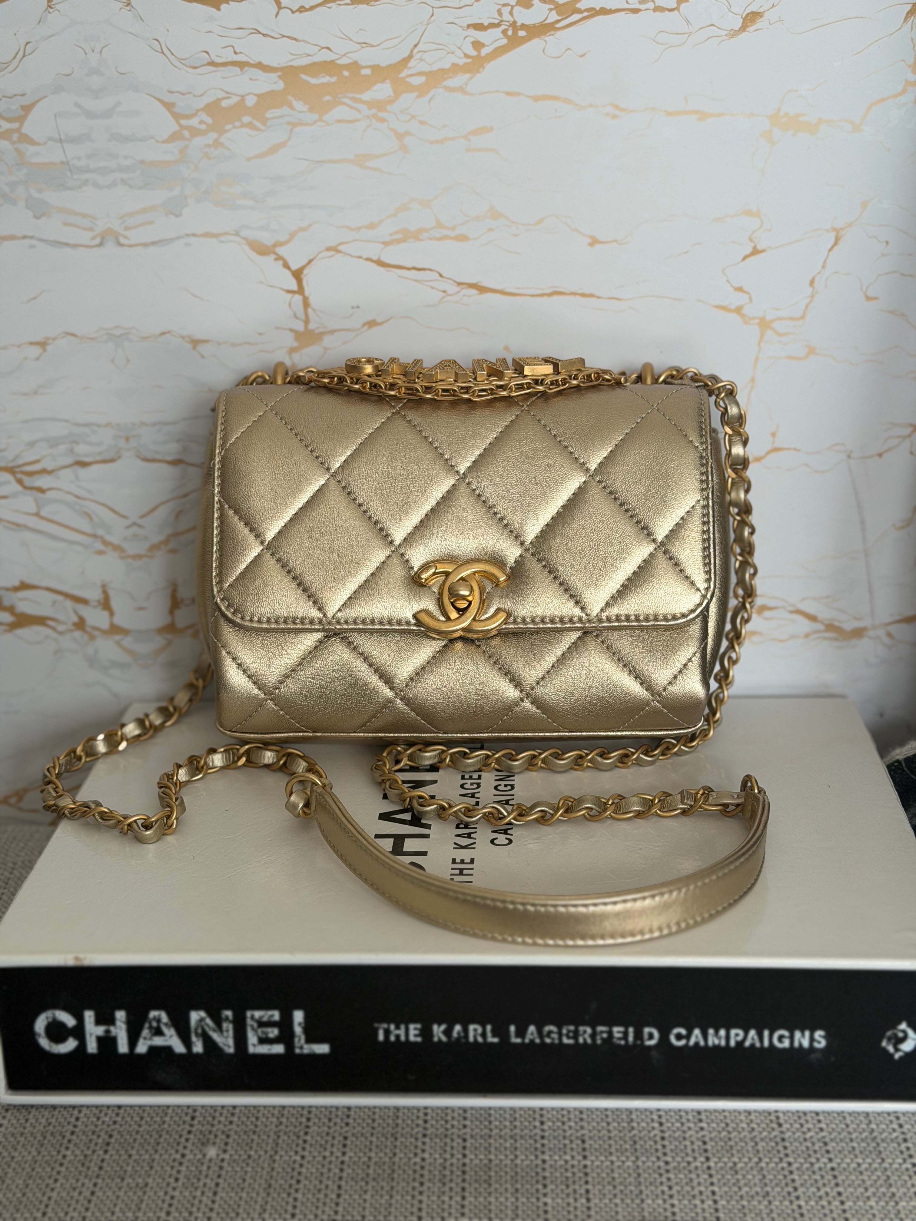 CHANEL GOLD CCロゴ クリアバッグ CHANEL GOLD CCロゴ クリアバッグの通販はau PAY マーケット - 輸入